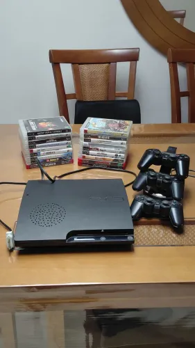 PS3 Slim Desbloqueado 111GB + 3 Controles + Jogos + Base de Carregamento