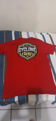 Camisa cyclone vermelha, usada e em bom estado de conservação. Estampa bem conservada.