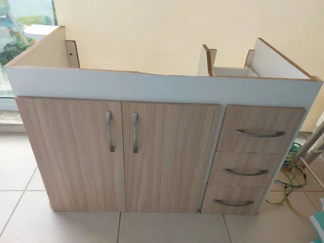 Armário de banheiro duas portas e 3 gavetas