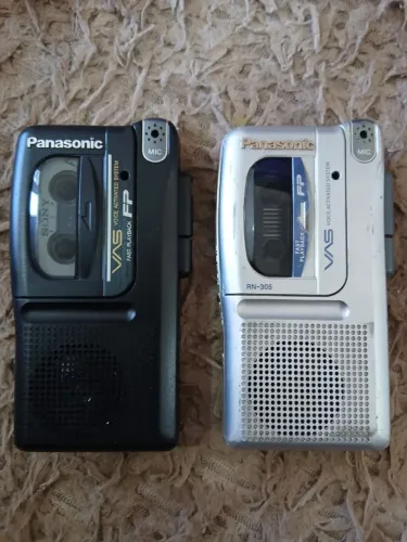 2 gravadores Panasonic, ambos funcionando