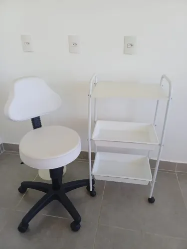 KIT CADEIRA MOCHO E MESA AUXILIAR