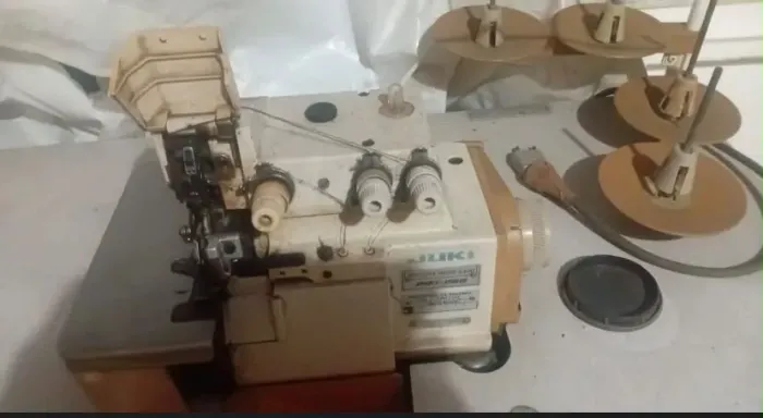 Máquina Overlock Industrial Juki