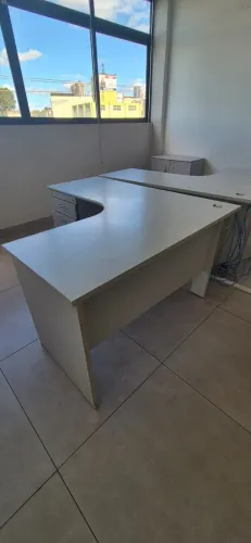 Mesa de Escritório em L com Gaveteiro - Excelente Estado