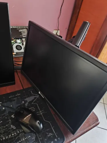 Monitor goldentec 19 polegadas em ótimo estado, como braço mecânico articulado novo