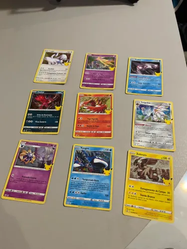 9 Cartas Pokémon da coleção 25 anos
