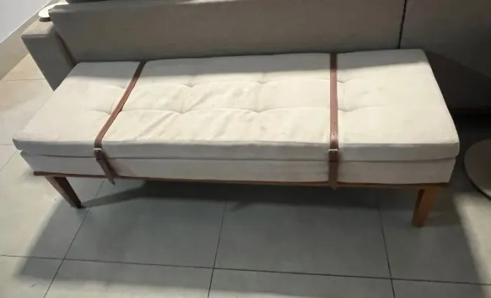 Banco baixo tecido em linho