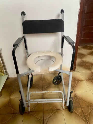 Vendo cadeira de rodas para banho! 