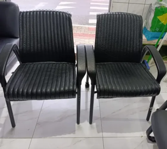 2 Poltrona confortável com design moder com roda e estofamento em couro preto