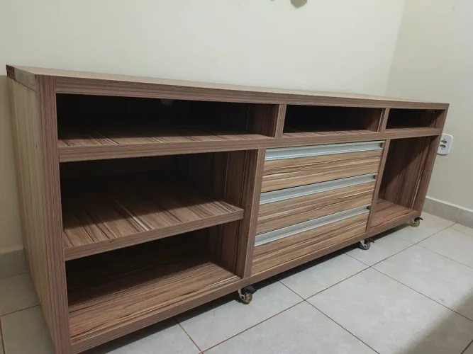Rack amadeirado muito resistente