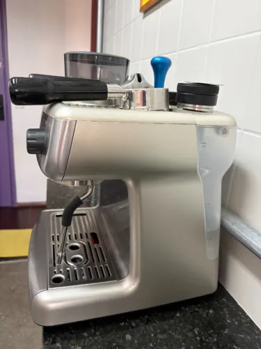 Cafeteira Espresso Oster Perfect Brew com moedor + acessórios de barista