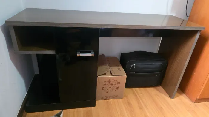 Escrivaninha ou mesa para computador preta e marrom