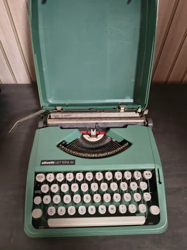 Máquina de escrever Olivetti Lettera 82 super nova 