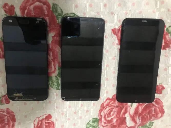 3 celulares com defeito pra retirada de peças