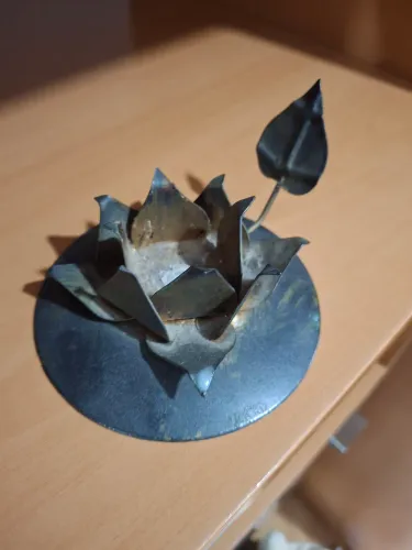 Castiçal de ferro formato flor