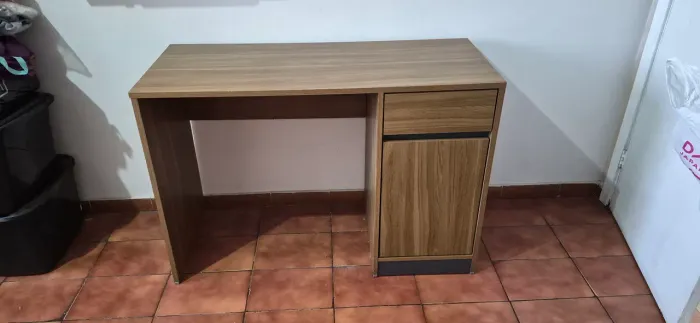 Escrivaninha - 1 Gaveta e 1 Porta <br>Demóbile Office - Morada<br>Cor: Amêndola e Grafito