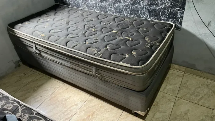 Vendo cama box solteiro por 200 não faço entrega 