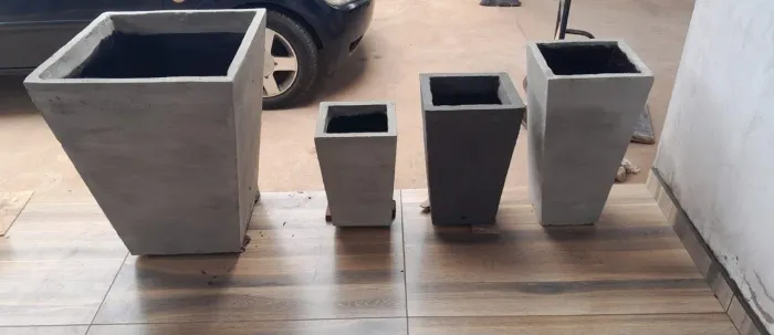 Vasos grandes, médios pequenos,jardineiras e bacias pra rosas do deserto e outras plantas.