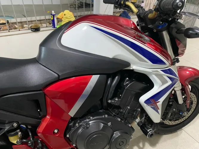 Honda cb1000r com apenas 11600 originais e nunca pegou chuva moto p colecionador 