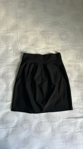 Saia Curta Preta de Lycra - Modela o Corpo (Cintura Alta com Zíper)
