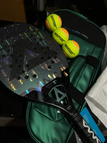 Raquete Beach Tennis AMA Sport Athena Boreal. Carbono 3K com capa e 3 bolas. Novíssima!