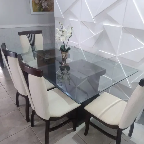 Vendo mesa de jantar com 08 cadeiras