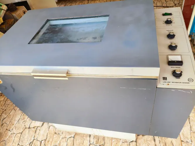 Incubadora Shaker de Piso Lab-Line Instruments Modelo 3525 - Funcionando