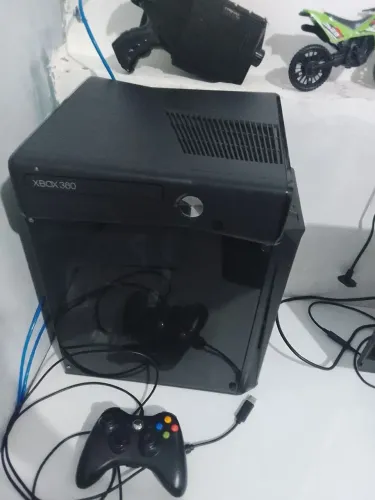 Xbox 360 desbloqueado com dois jogos e 1 controle
