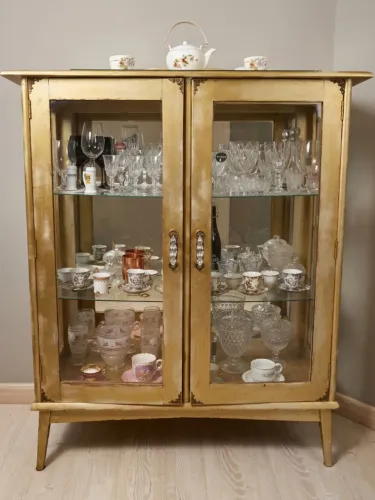 Cristaleira vintage em madeira - NÃO acompanha as decorações.