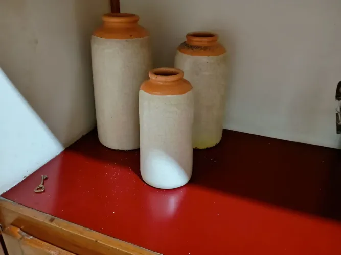 Conjunto de três vasos decorativos de cerâmica vitrificada