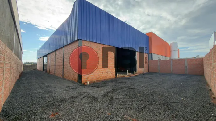 Barracão comercial á venda-amplo espaço-copa-área de descarga-4 banheiros