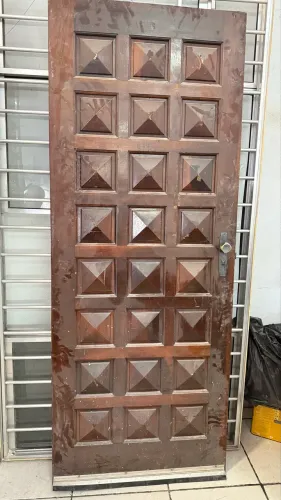 Porta de madeira maciça 0,82x2,10