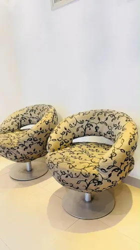 Conjunto 2 poltronas com os pés de aço Inox
