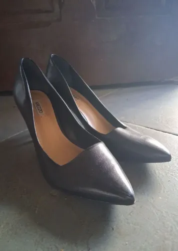 scarpin arezzo clássico couro preto salto fino