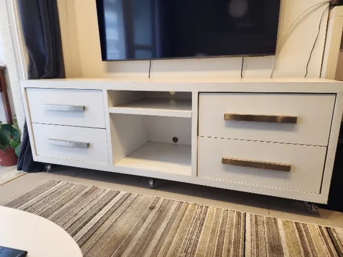 Rack para TV em MDF Branco Sob Medida com 4 Gavetões e 6 Rodízios (171 cm)