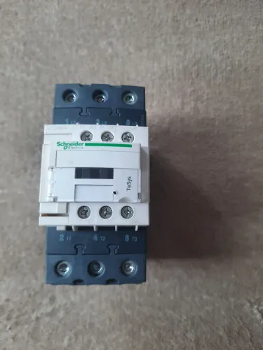 Contator Schneider Electric 65A 220V - Modelo LC1D65AP7 Novo