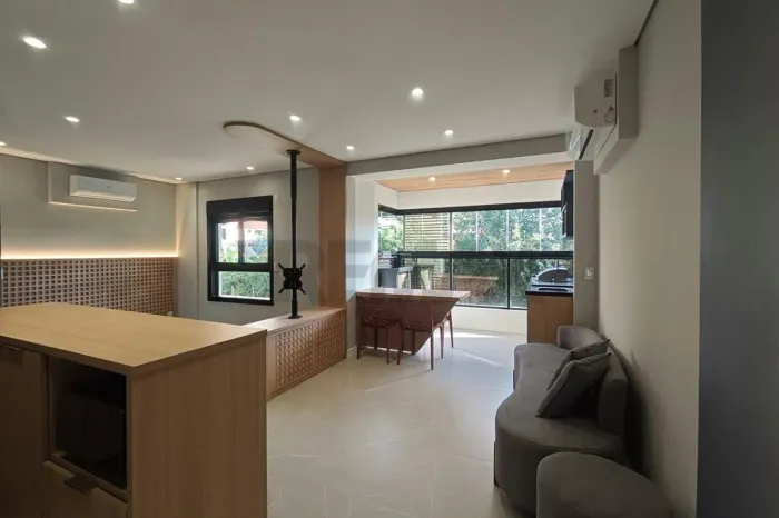 Studio Alto Padrão Mobiliado | 42m² com Vaga + Depósito | Automação, Ar Condicionado e Laz