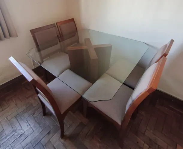 Mesa de jantar tampo de vidro  e cadeiras