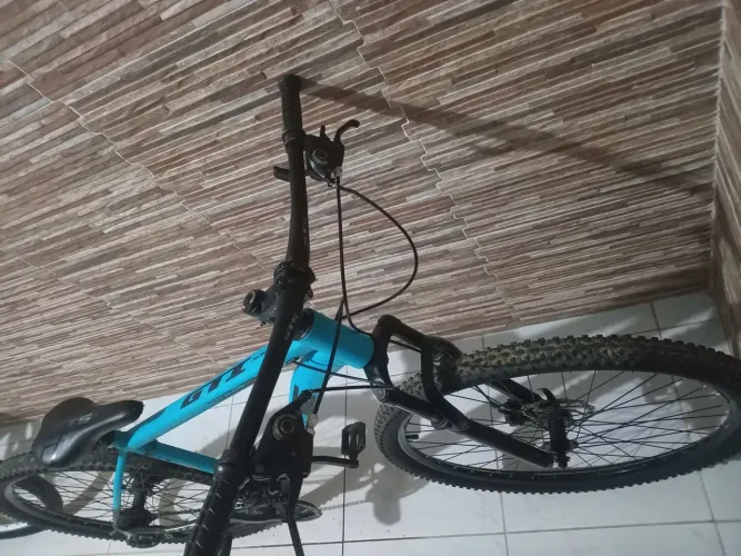 Bike aro 29 boa de uso tem 6 meses de uso mais esta tudo ok na bike