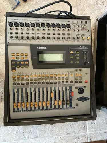 Mesa digital Yamaha 01v