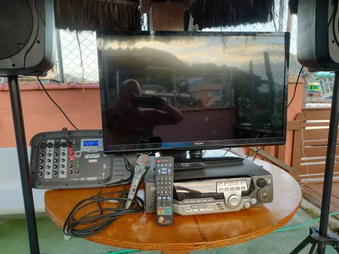 Karaoke com 200 músicas.