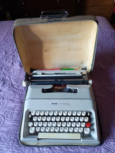 Máquina de Escrever Olivetti, letra 35.