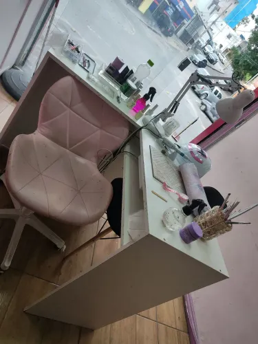Mesa L manicure 