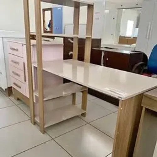 Escrivaninha Mtch com 1.34cm de largura novo direto da fabrica