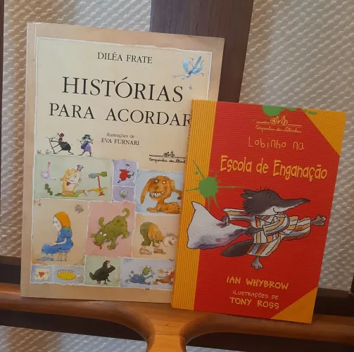 Kit com 2 livros COMPANHIA DAS LETRINHAS:  Histórias para acordar e Lobinho na Escola de E