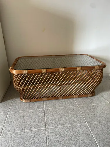 Mesa de centro de rattan com tampo de vidro
