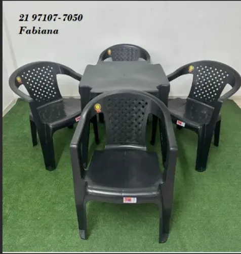 Mesa e cadeiras de encosto telado