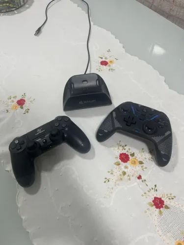 Dois controle com base de carregamento