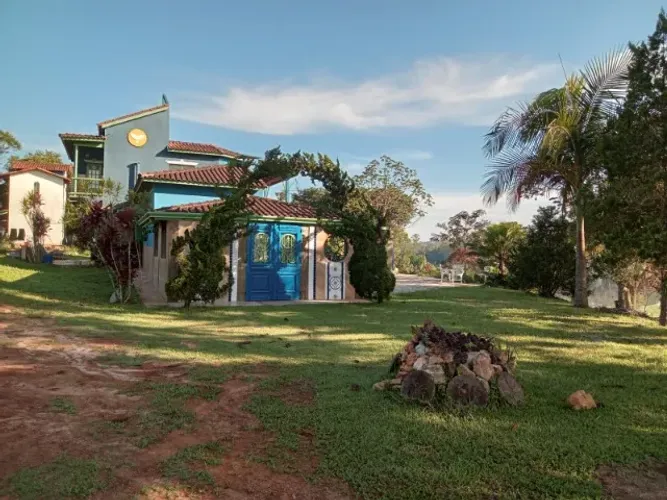 Sítio Ninho das Águias, seu novo refúgio arquitetônico e espiritual à beira da represa.