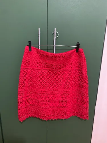 Saía mídi vermelha toda de renda gripir