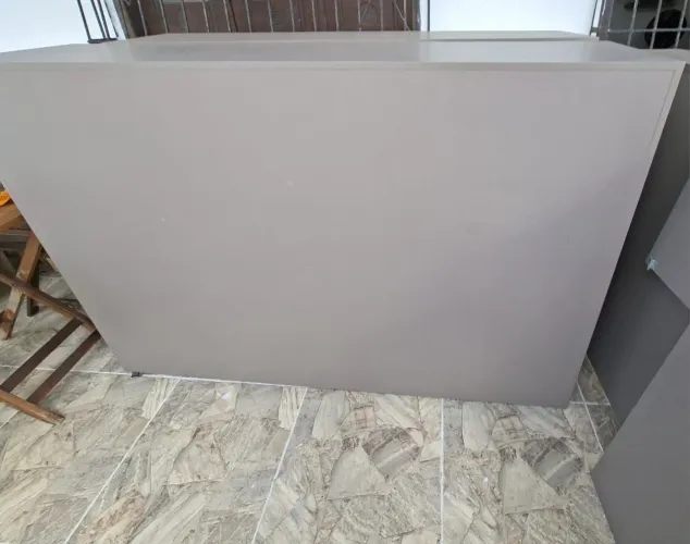 Conjunto de balcão e mesa de caixa 